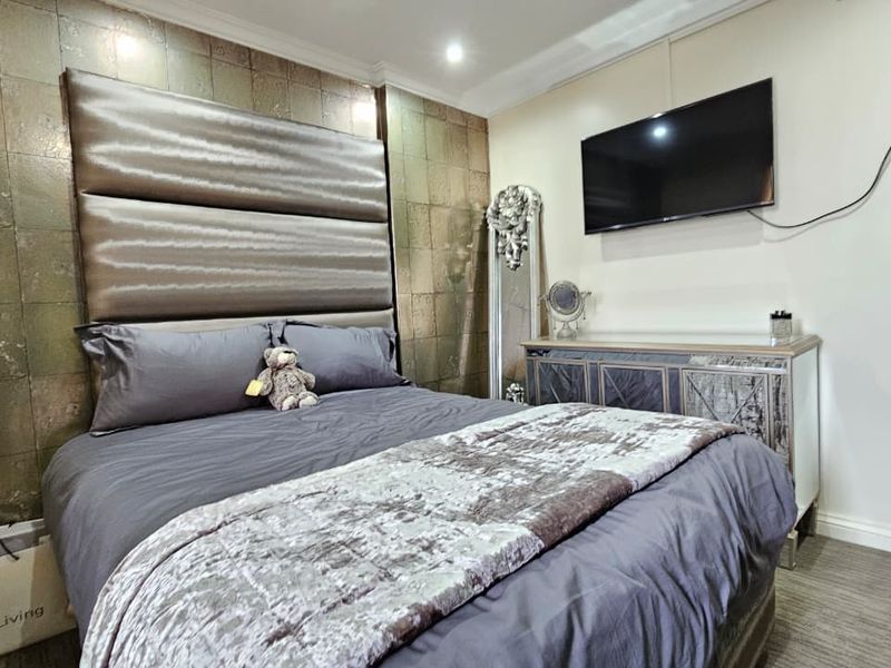 Stylish Furnished 2-Bed, 2-Bath Apartment in African Palm – Prime Umhlanga Location - Photo 9