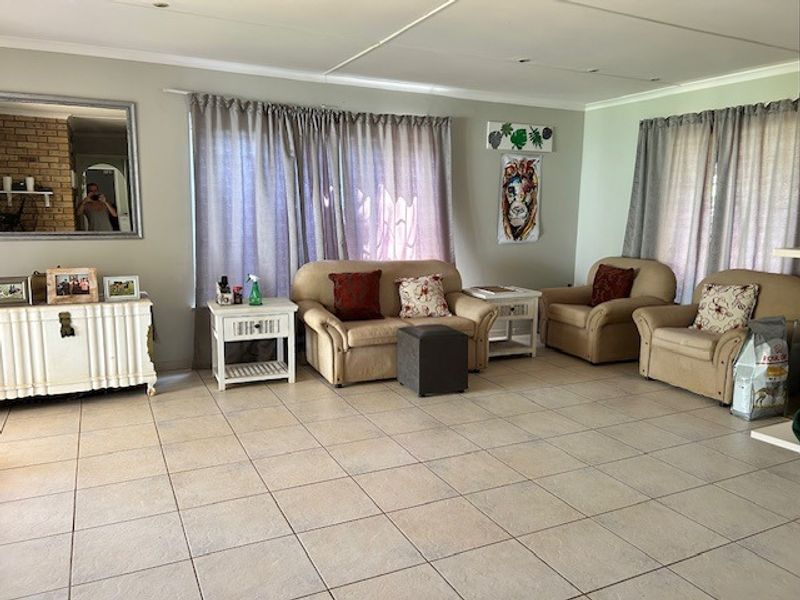 Spacious 3-Bedroom House For Rent In Glen Anil. - Photo 3