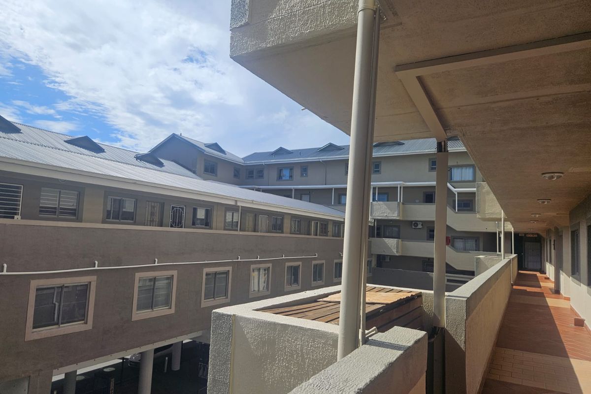 Modern 3 Bedroom 2 Bathroom Home Designed for Comfortable Living - Photo 2