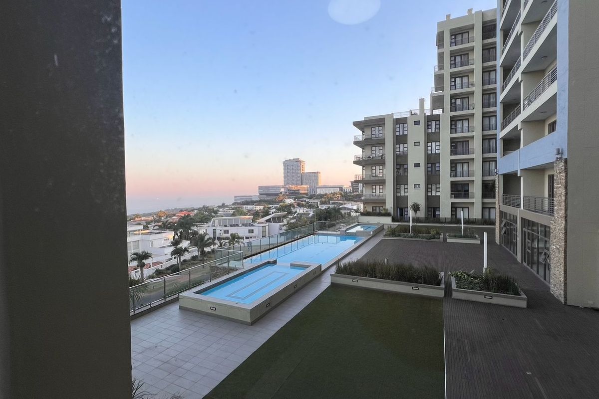 Elegant 3 Bedroom 2 Bathroom Fully Furnished Apartment - Photo 4