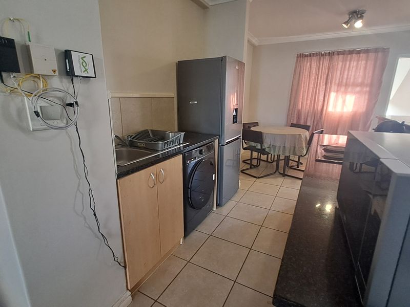 Fully Furnished 2-Bedroom, 2-Bathroom Apartment with Appliances - Photo 4