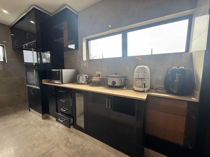 Spacious 4-Bedroom House For Let. - Photo 7