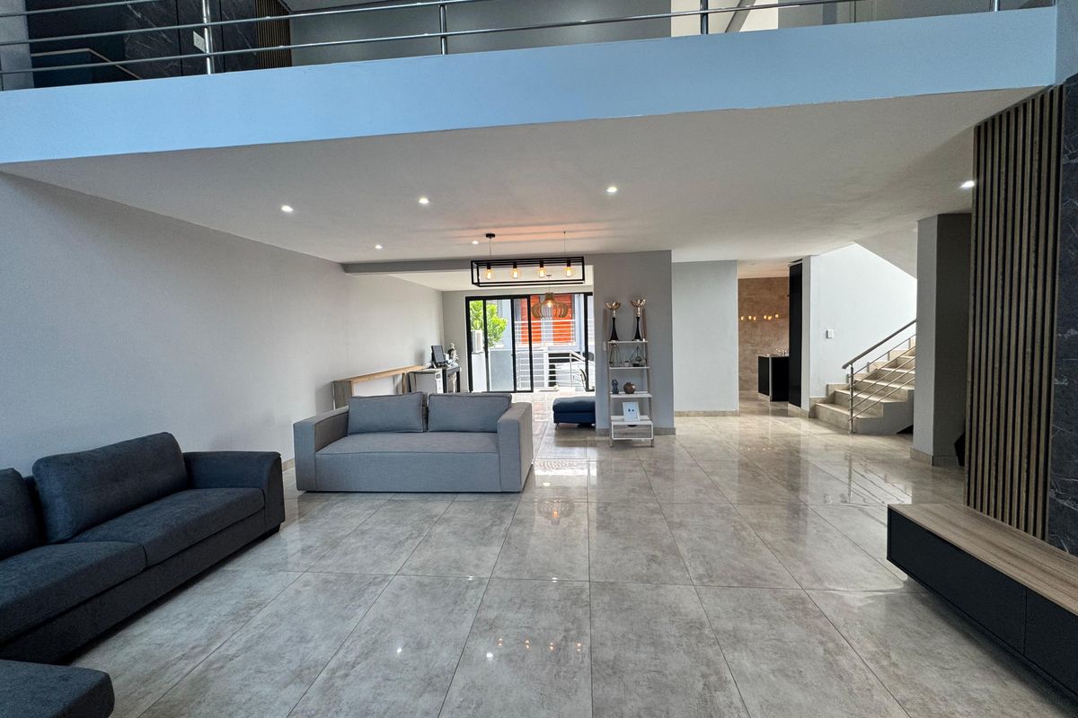 Spacious 4-Bedroom House For Let. - Photo 3