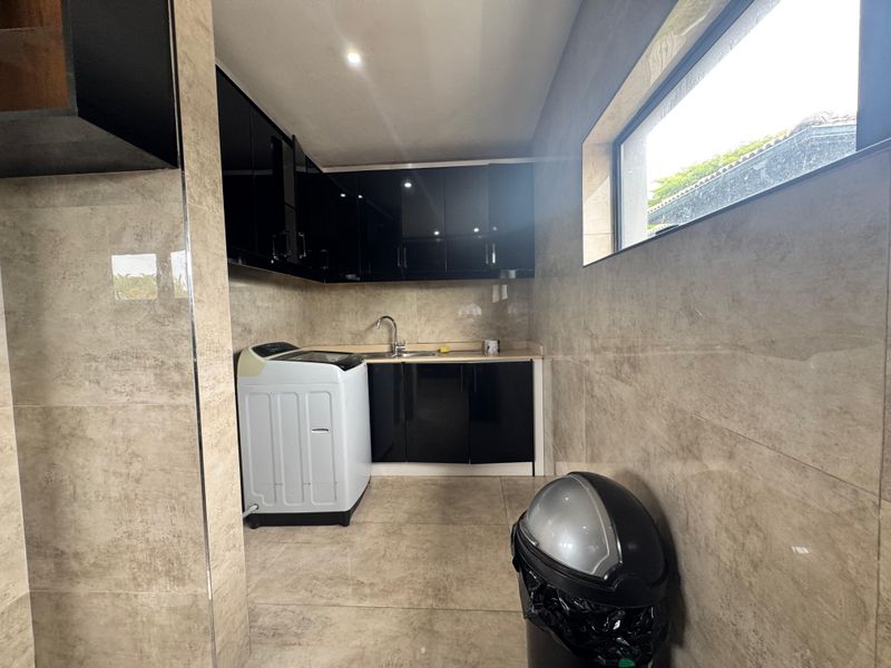 Spacious 4-Bedroom House For Let. - Photo 8