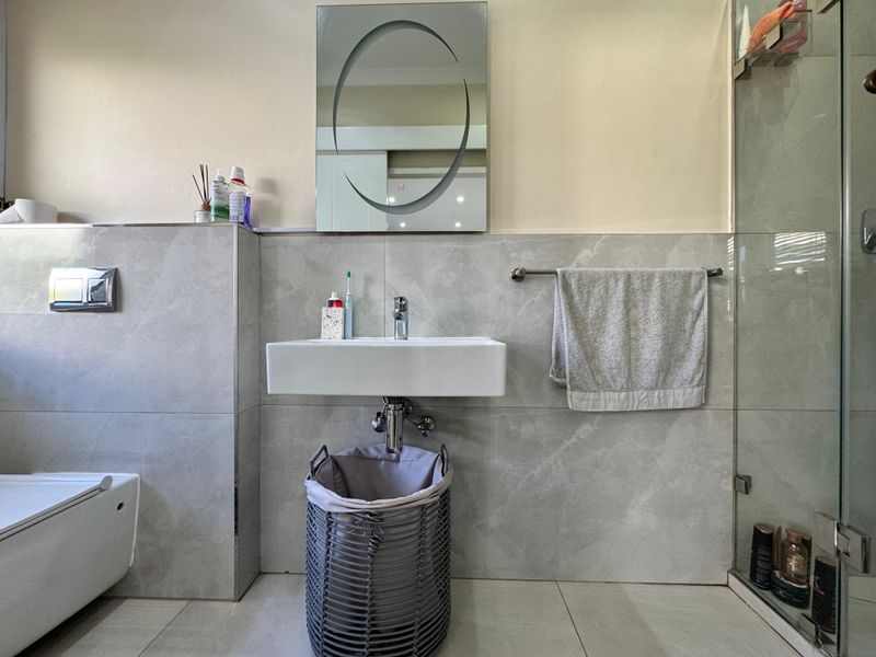 Spacious 3-Bedroom Townhouse For Sale In Mount Edgecombe. - Photo 5