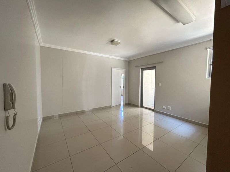 Spacious One Bedroom Apartment - Photo 4