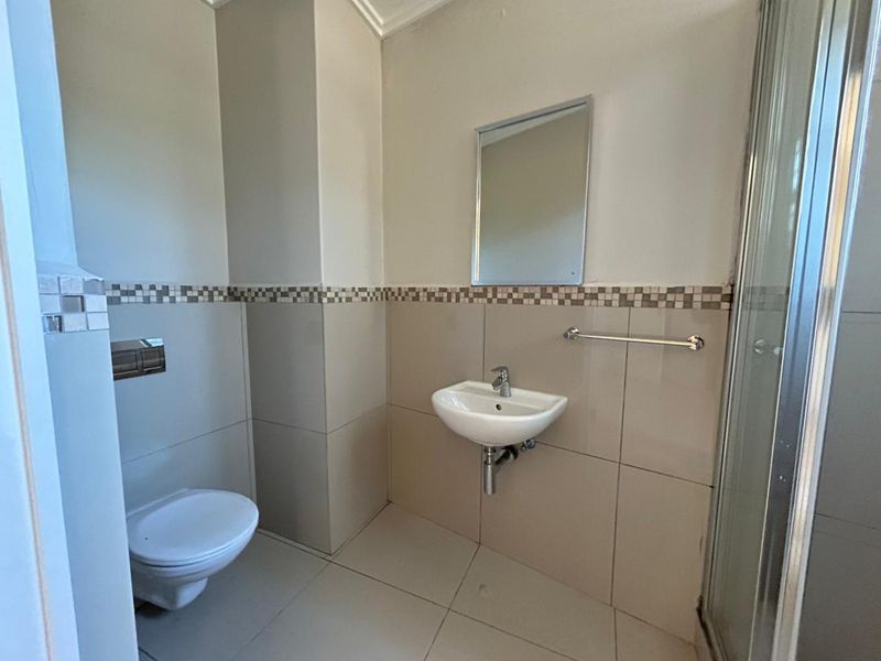 Spacious One Bedroom Apartment - Photo 9