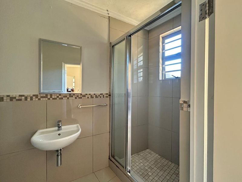 Spacious One Bedroom Apartment - Photo 8