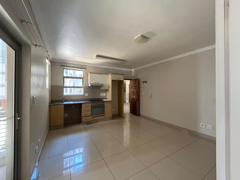 Spacious One Bedroom Apartment - Photo 2