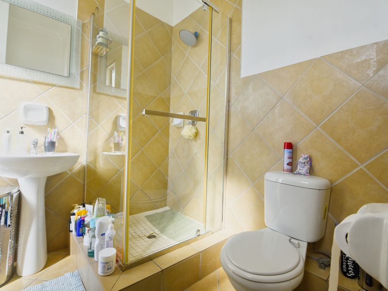 Three bedroom apartment close to Gateway!! - Photo 9