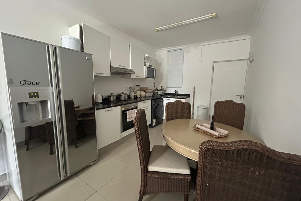 Spacious Two Bedroom Apartment - Photo 3