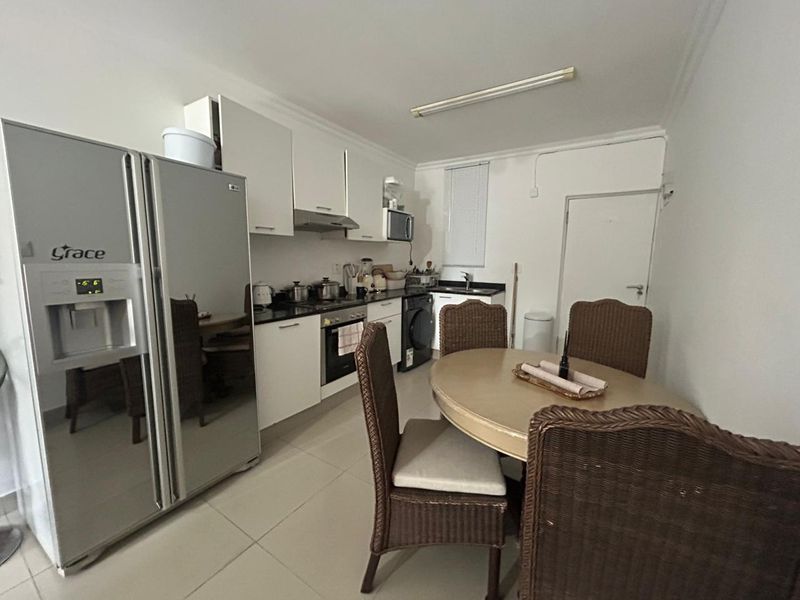 Spacious Two Bedroom Apartment - Photo 3