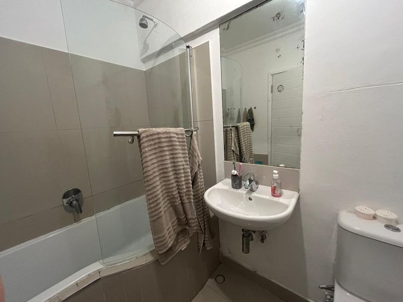 Spacious Two Bedroom Apartment - Photo 7