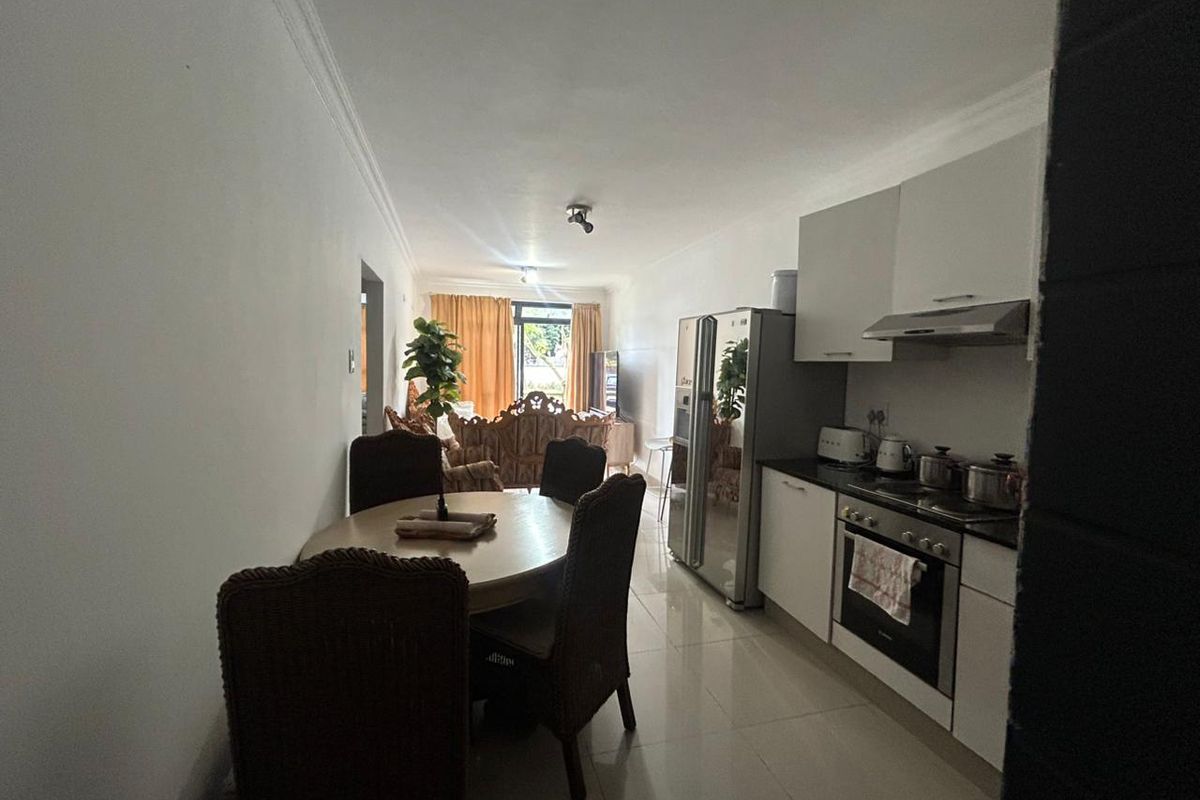 Spacious Two Bedroom Apartment - Photo 2