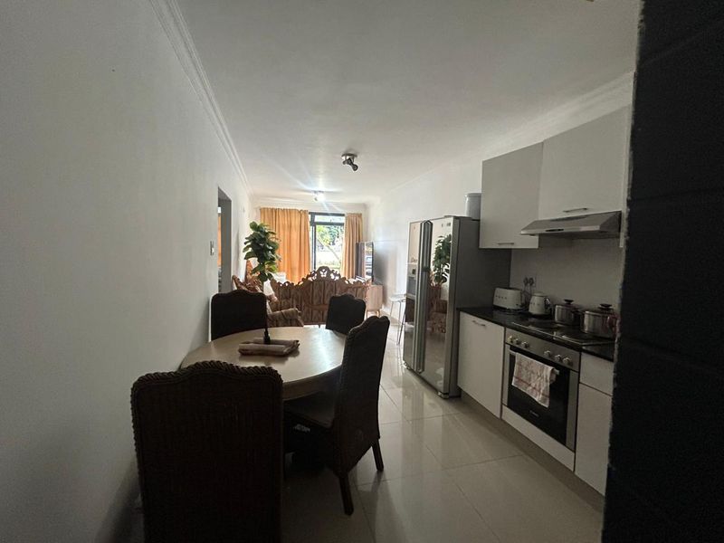 Spacious Two Bedroom Apartment - Photo 2