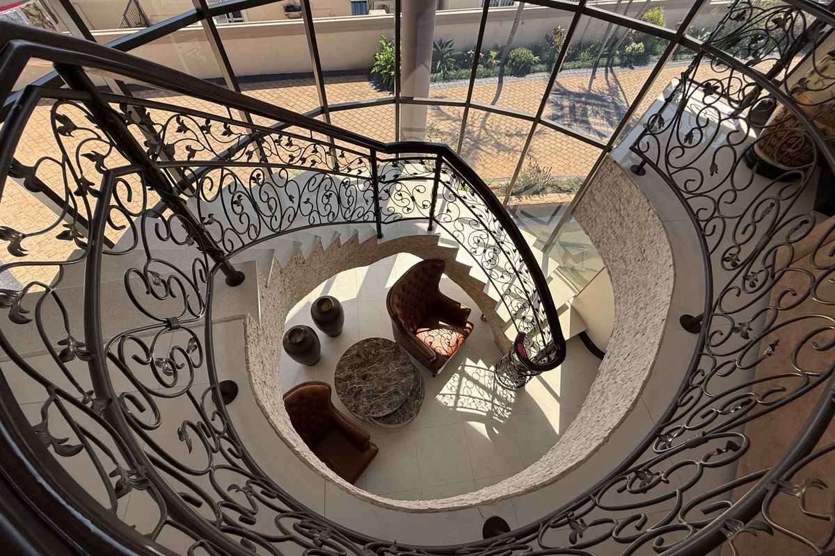 5 Bedroom House in Mount Edgecombe - Photo 2