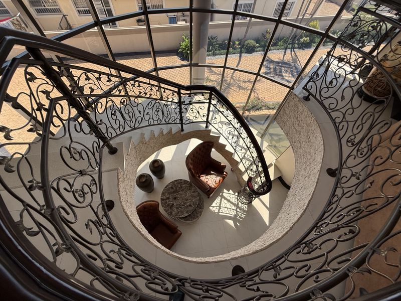 5 Bedroom House in Mount Edgecombe - Photo 2