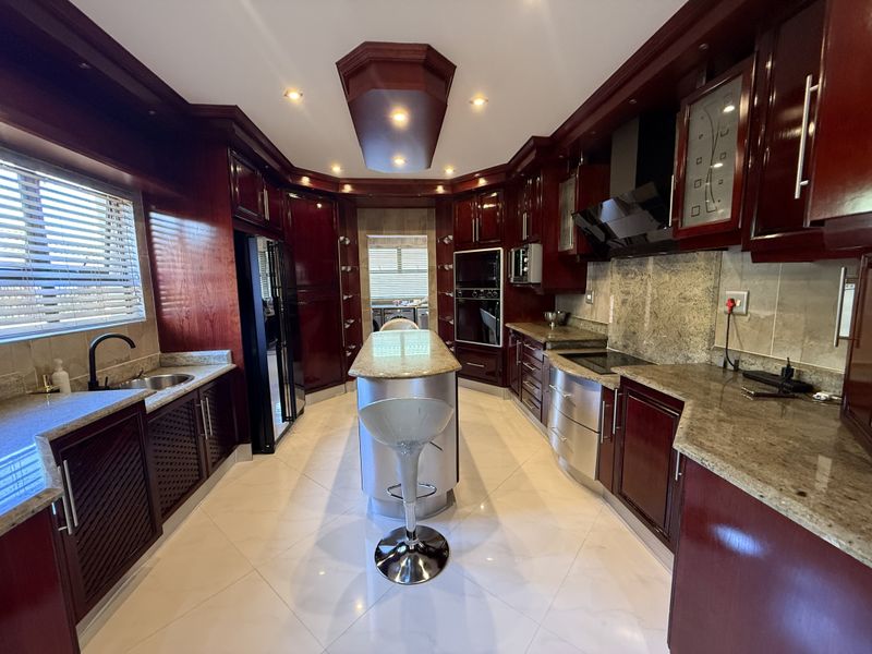 5 Bedroom House in Mount Edgecombe - Photo 7