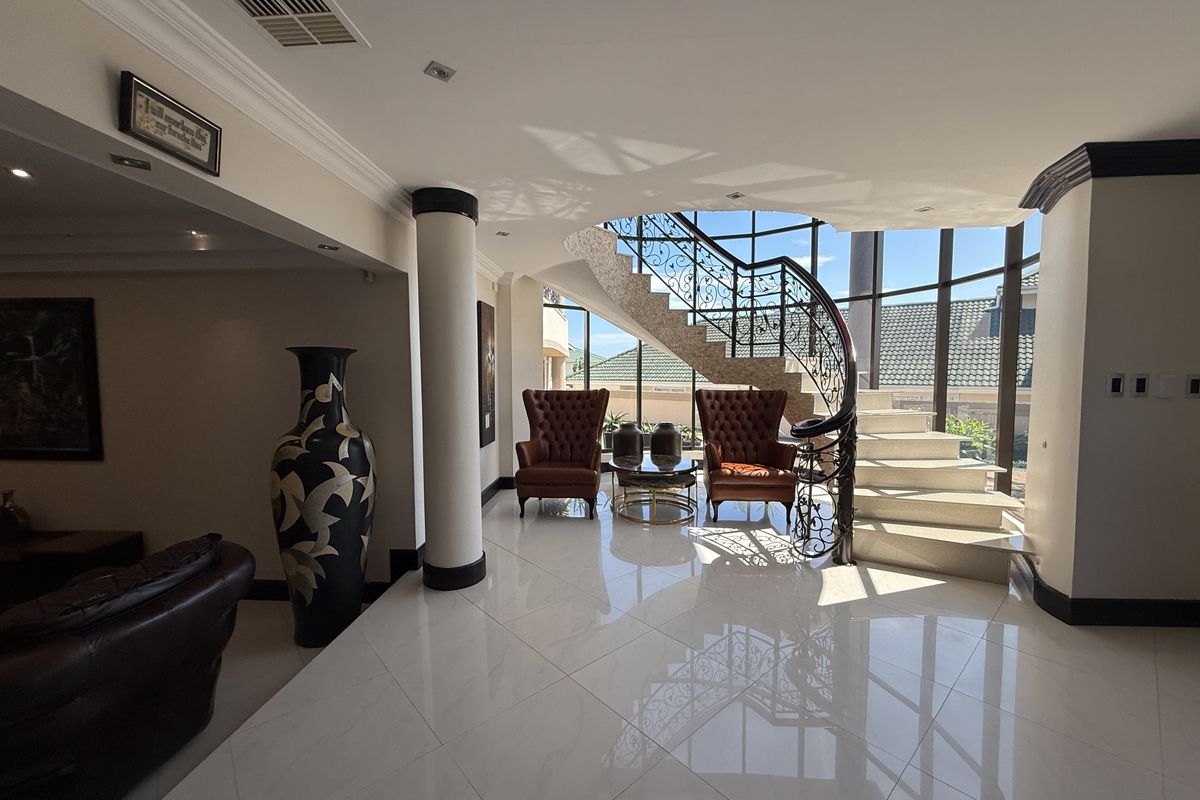 5 Bedroom House in Mount Edgecombe - Photo 4