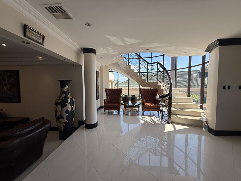 5 Bedroom House in Mount Edgecombe - Photo 4