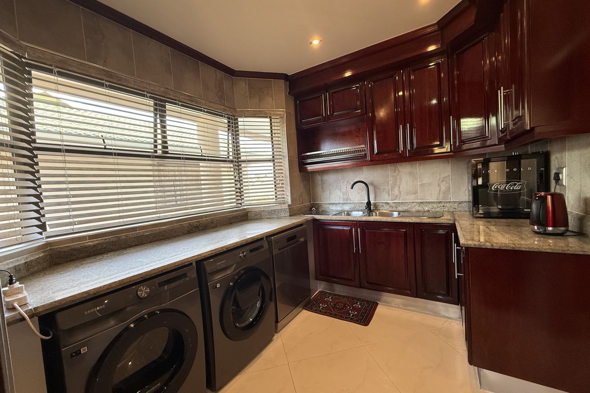 5 Bedroom House in Mount Edgecombe - Photo 5