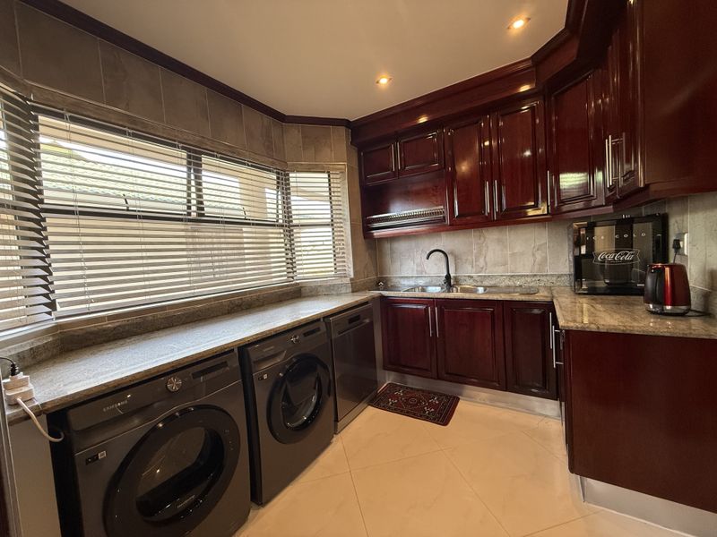 5 Bedroom House in Mount Edgecombe - Photo 5