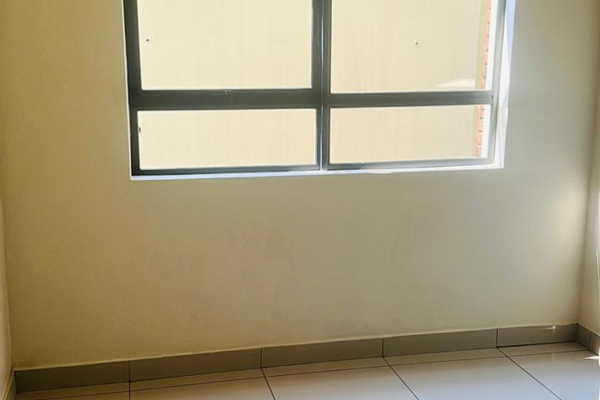 Two bedroom apartment available immediately !! - Photo 2