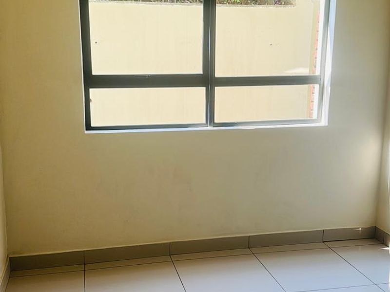 Two bedroom apartment available immediately !! - Photo 2