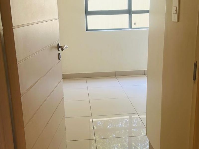 Two bedroom apartment available immediately !! - Photo 10