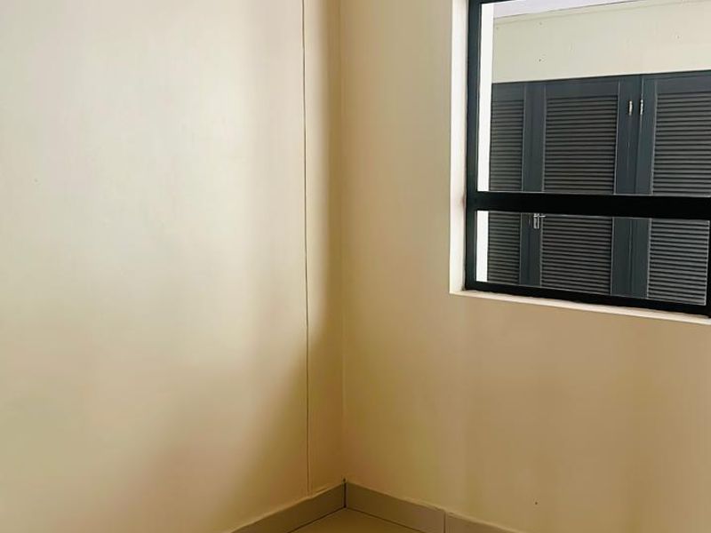 Two bedroom apartment available immediately !! - Photo 9