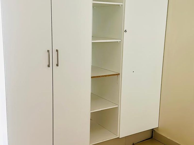 Two bedroom apartment available immediately !! - Photo 8