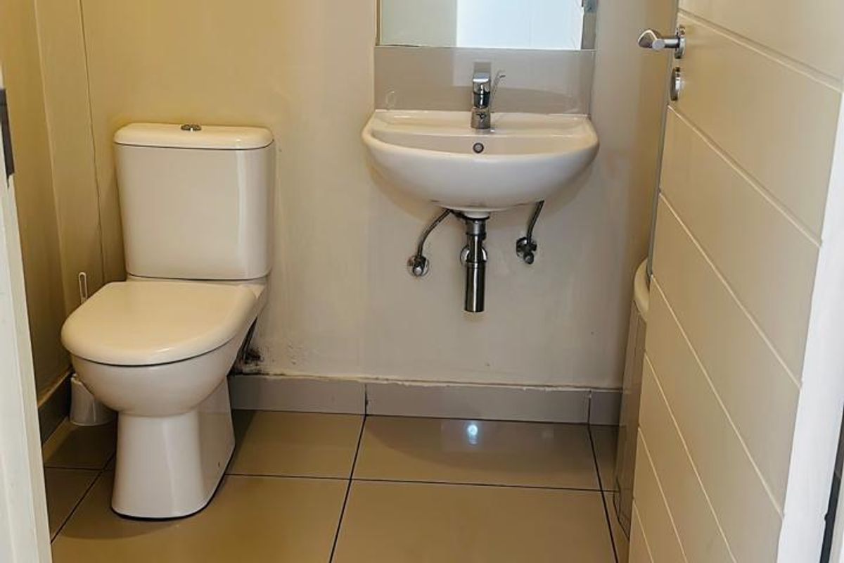 Two bedroom apartment available immediately !! - Photo 5