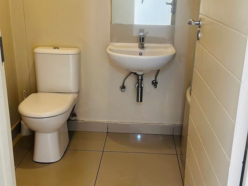 Two bedroom apartment available immediately !! - Photo 5