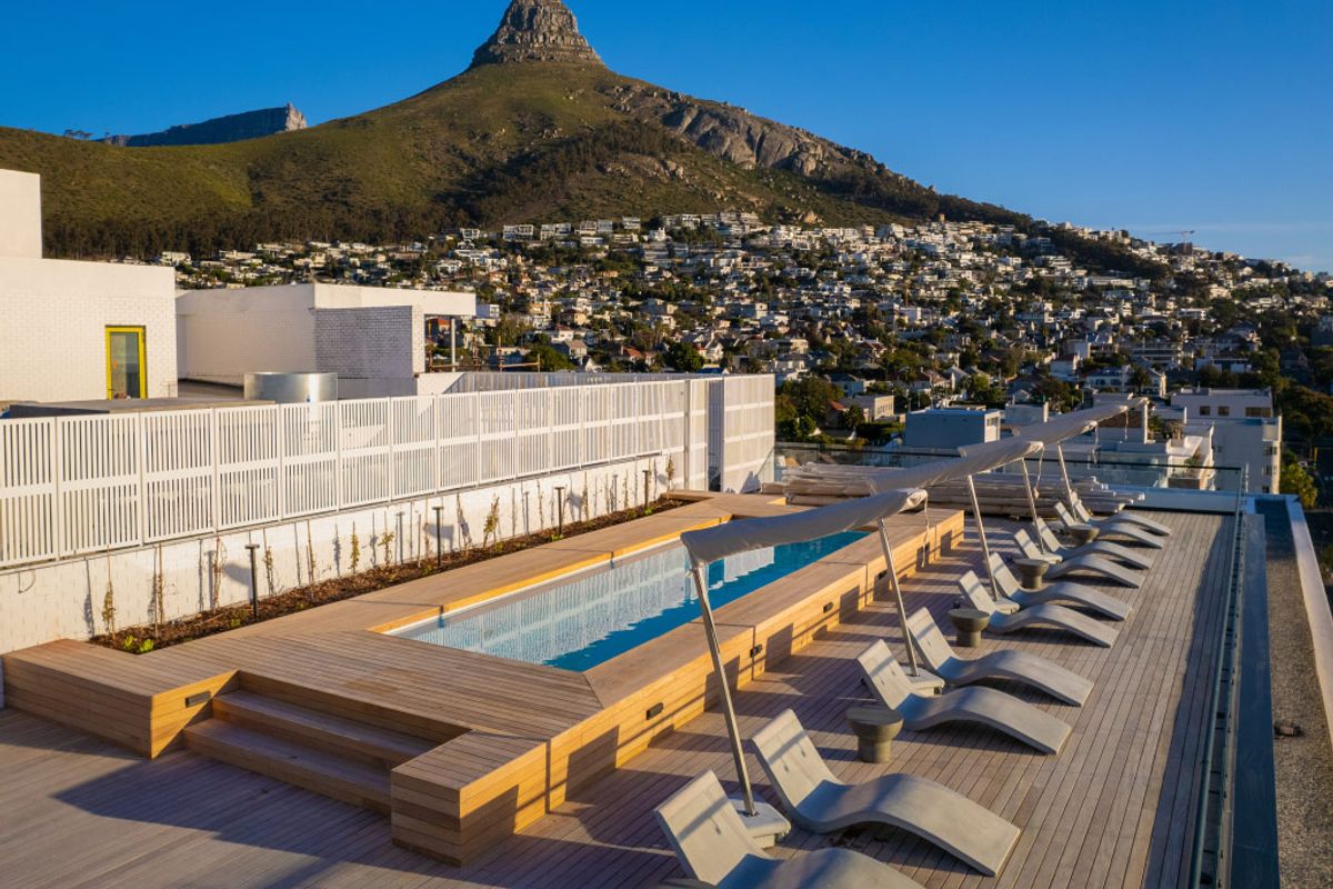 Spacious Modern Apartment with Expansive Balcony in Prime Sea Point. - Photo 5