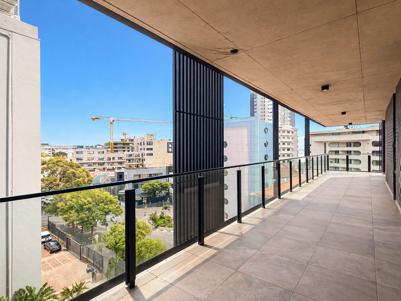 Spacious Modern Apartment with Expansive Balcony in Prime Sea Point. - Photo 4