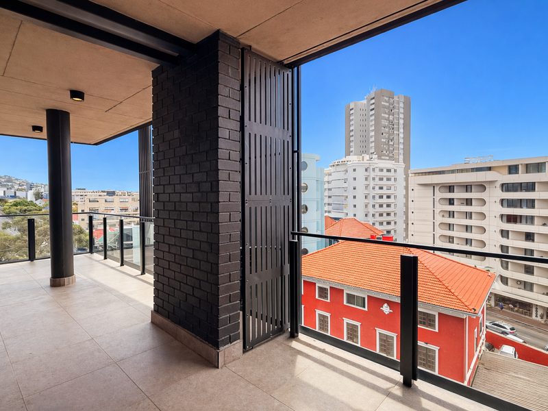 Spacious Modern Apartment with Expansive Balcony in Prime Sea Point. - Photo 7