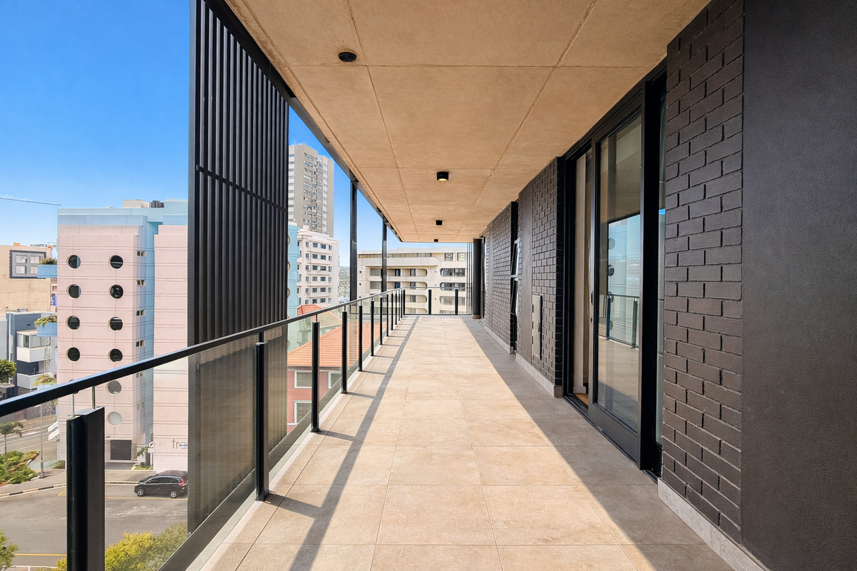 Spacious Modern Apartment with Expansive Balcony in Prime Sea Point. - Photo 3