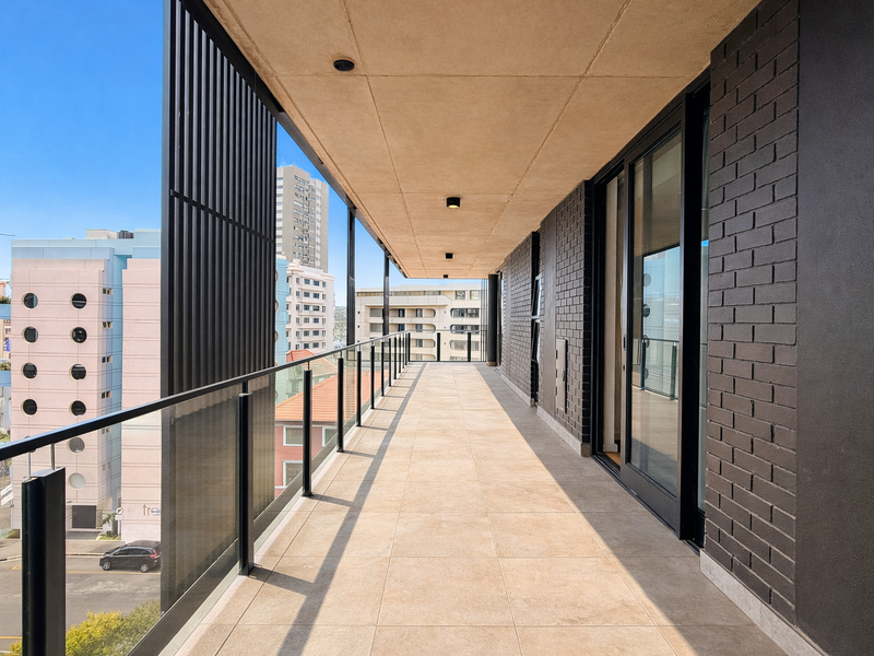 Spacious Modern Apartment with Expansive Balcony in Prime Sea Point. - Photo 3