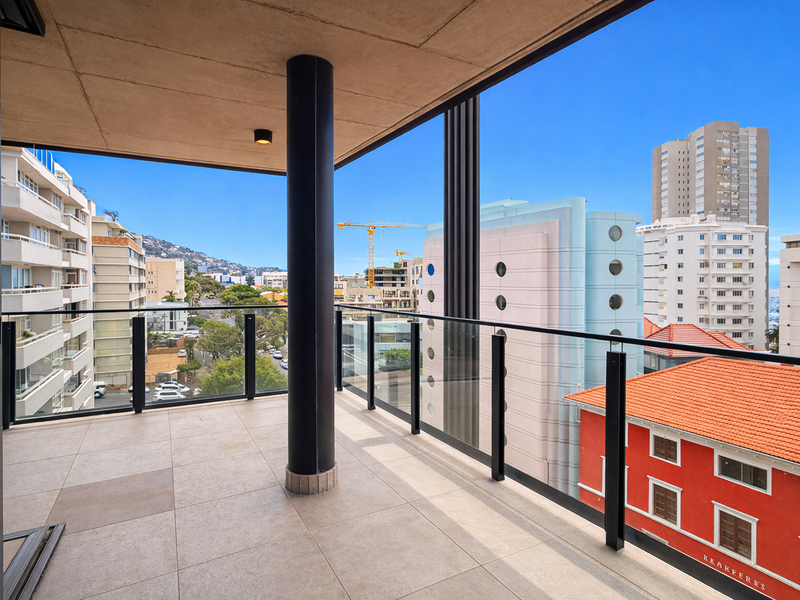 Spacious Modern Apartment with Expansive Balcony in Prime Sea Point. - Photo 10