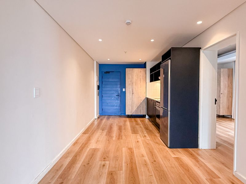 Spacious Modern Apartment with Expansive Balcony in Prime Sea Point. - Photo 9