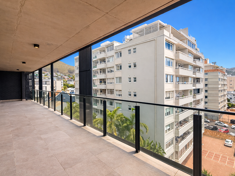 Spacious Modern Apartment with Expansive Balcony in Prime Sea Point. - Photo 6