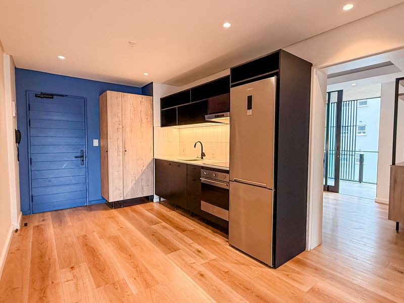 Spacious Modern Apartment with Expansive Balcony in Prime Sea Point. - Photo 8