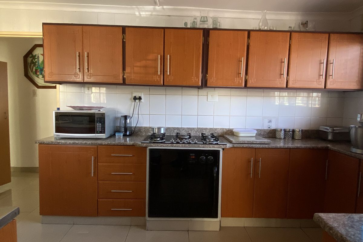 6 Bedroom House For Sale in Shallcross - Photo 4