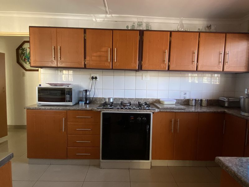 6 Bedroom House For Sale in Shallcross - Photo 4