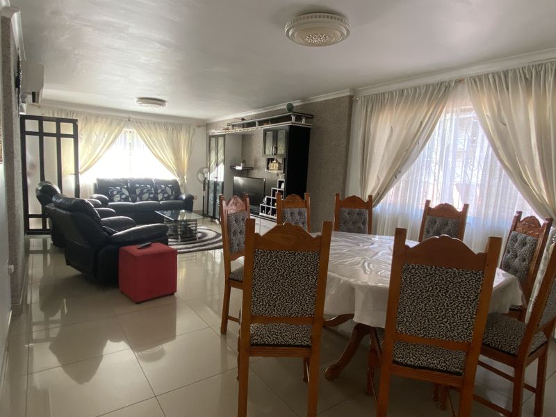 6 Bedroom House For Sale in Shallcross - Photo 6