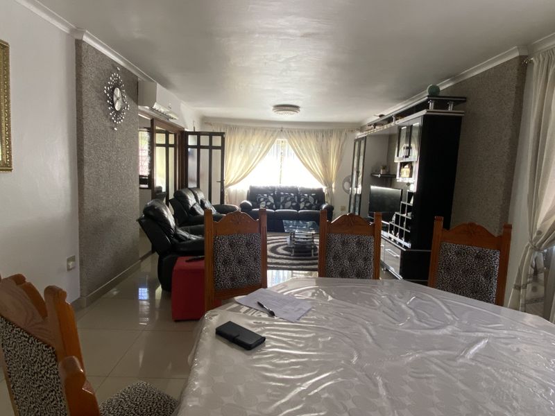 6 Bedroom House For Sale in Shallcross - Photo 7