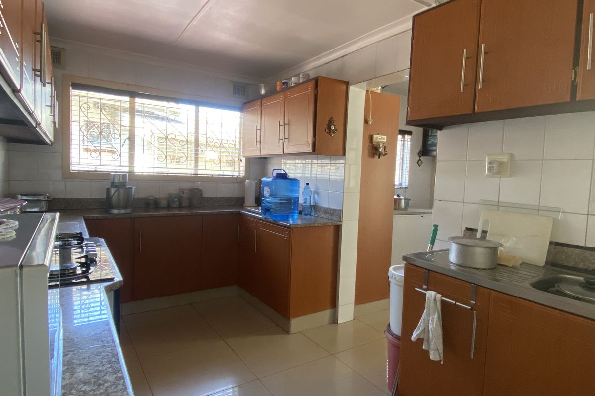 6 Bedroom House For Sale in Shallcross - Photo 5