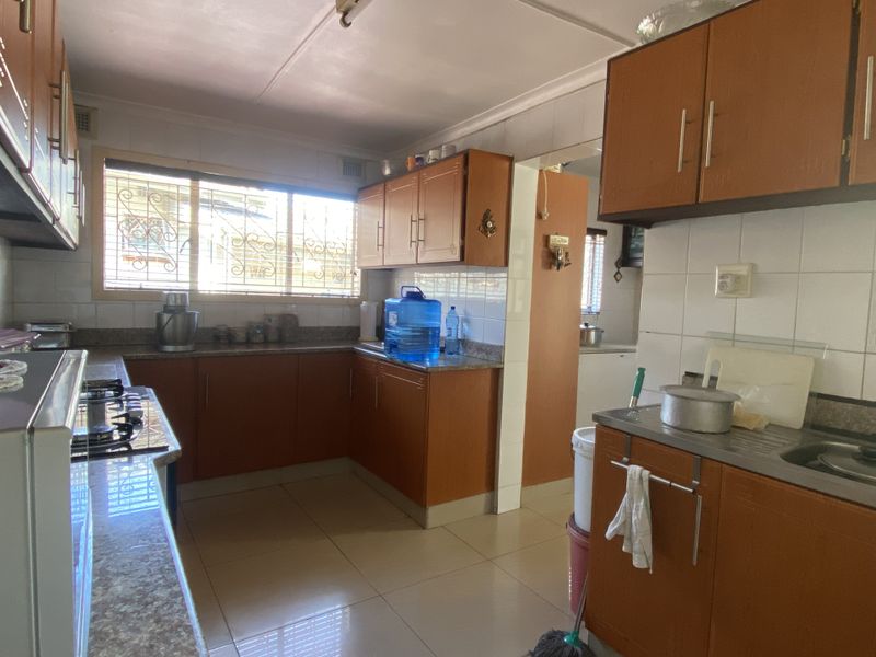 6 Bedroom House For Sale in Shallcross - Photo 5