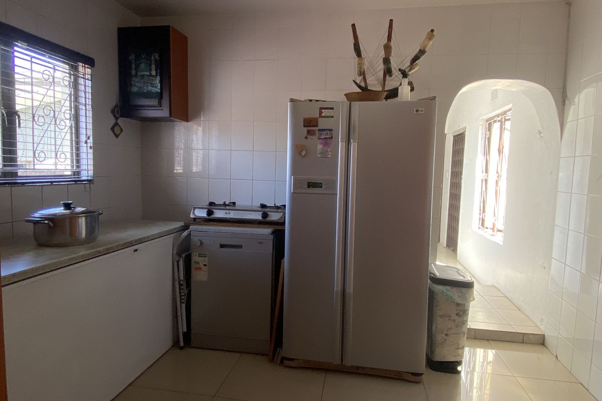 6 Bedroom House For Sale in Shallcross - Photo 3