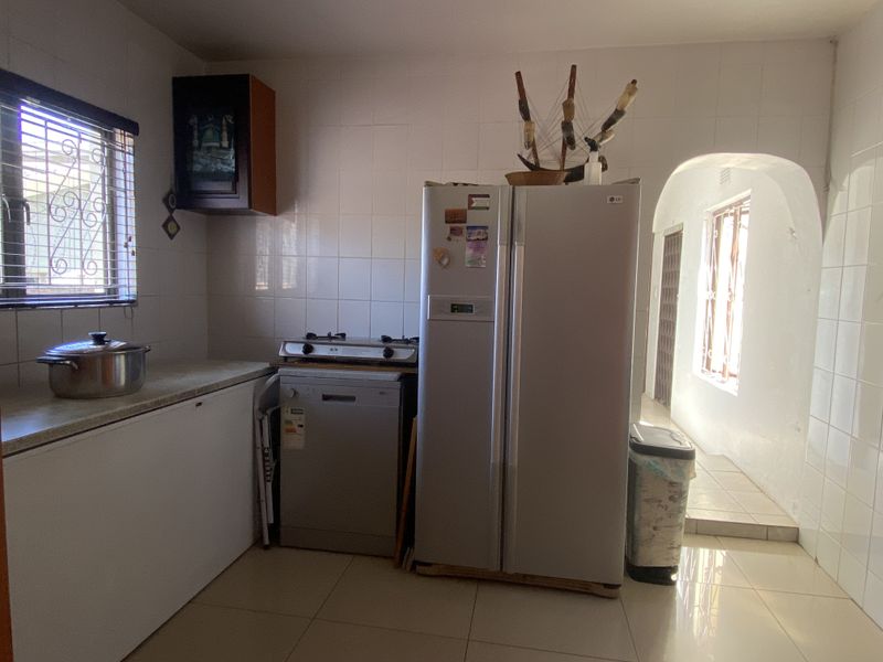 6 Bedroom House For Sale in Shallcross - Photo 3